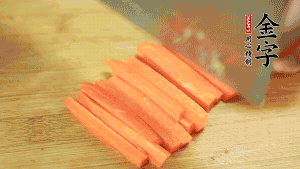 洋蔥、青椒、胡蘿卜切成粒備用。