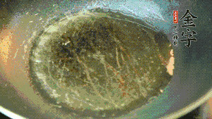 熱油起鍋，依次放入胡蘿卜粒、青椒粒、洋蔥粒煸炒均勻。