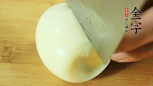 煮面條的同時(shí)把雞蛋煮好。