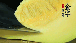 胡蘿卜切滾刀塊，小南瓜取一半去籽去皮切塊備用。