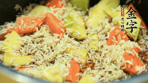 加入切好的胡蘿卜塊和南瓜塊、鹵牛肉塊攪拌均勻。放入電飯煲，按“煮飯模式”。