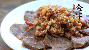 最后把醬汁淋到牛肉上即可，撒上芝麻、香菜。也可以把牛肉和醬汁攪拌均勻，讓牛肉與醬汁更加入味。