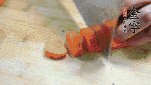 食材洗凈后，胡蘿卜切成塊，鮮香菇切成十字花刀備用。