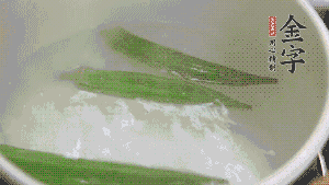 在煮面湯時(shí)，就可以做其他步驟了。比如把秋葵汆水，橫切成星星造型；雞蛋煮熟，切成兩半；黃瓜切成絲。