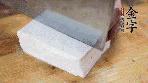 豆腐切成小塊，臘肉切成薄片，辣椒切成小圈。