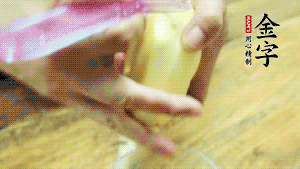 將食材洗凈，茄子、土豆切滾刀塊。