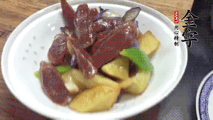 加少量生抽、鹽、糖、雞精調(diào)味，炒熟出鍋即可。