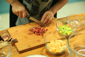 金字火腿隔水蒸15分鐘后切成小丁。