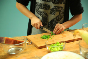 當(dāng)然，如果你愛吃蔥，可以切點(diǎn)蔥花加入。