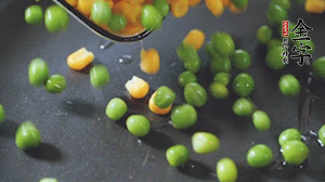 鍋7成熱時(shí)，下豌豆、玉米翻炒，再依次放醬肉、洋蔥碎、木耳碎。