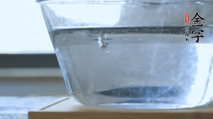 紅豆提前浸泡備用。