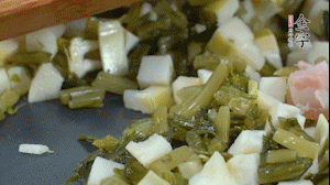【餡料】2.鍋中油8成熱時，依次放入春筍、雪菜、淡咸肉，翻炒出香味。