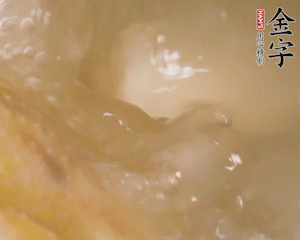 沸騰后撈出蔥結(jié)，小火燉45分鐘，加山藥再燉15分鐘。