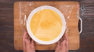 去除雞蛋液浮沫后，沸水上鍋蒸6分鐘。