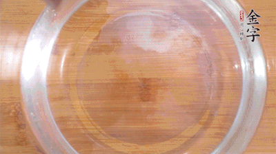 金字火腿切小片，浸泡5分鐘。