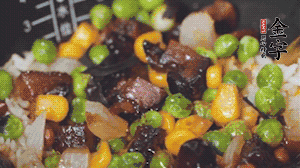 出鍋前加蠔油、生抽調(diào)味，撒點(diǎn)熟白芝麻即可。