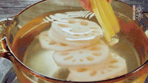 把藕和土豆焯水至八成熟，盛出瀝干水分。