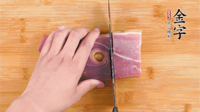 金字火腿切片，老豆腐切成塊，海鮮菇洗凈。