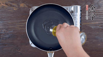 魚頭對(duì)開(kāi)，洗凈瀝干。鍋中加油，把魚頭兩面煎至金黃色，期間加蔥姜，每面約需時(shí)2-3分鐘。