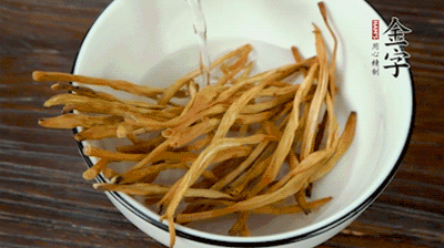 黃花菜、香菇提前泡發(fā)。黃花菜去掉硬頭，香菇切片。