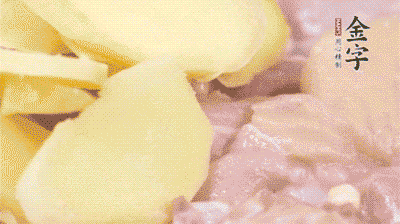 雞肉剁塊，用料酒、蔥、姜、鹽、糖拌均腌制20分鐘。