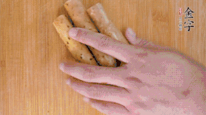 山藥去皮切斜刀塊，毛豆去外殼去膜，姜切片。