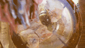 鍋中依次放姜片、排骨、火腿，加料酒、清水煮開轉(zhuǎn)小火煮30分鐘。