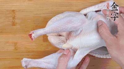 菌菇分別冷水泡發(fā)。雞處理干凈后剁成小塊，放水中浸泡半小時去血水。