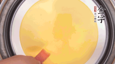 將火腿片均勻鋪上，繼續(xù)蒸6分鐘。