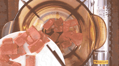 砂鍋中依次放火腿片、豆腐，大火燉開轉(zhuǎn)中小火。