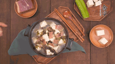 出鍋前撒蔥花。