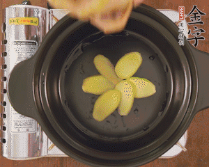 準(zhǔn)備土砂鍋，放姜片、鴿子、火腿片、蔥結(jié)、料酒，加沒(méi)過(guò)食材多些的清水，中小火燉煮。