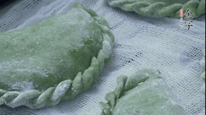 【制作】2.蒸架上墊浸濕的屜布，再放上清明果，大火蒸10~15分鐘，完成，出鍋啦！