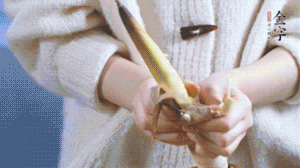 春筍切滾刀塊，加少許鹽，焯水備用。