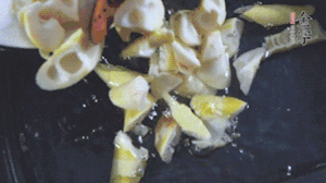 將淡咸肉、春筍、五花肉一起放入鍋中。