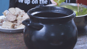 另起砂鍋，依次放入蘿卜、羊肉、火腿蹄片，加料酒、清水沒過食材。