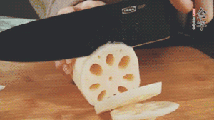 蔬菜清洗干凈切片。