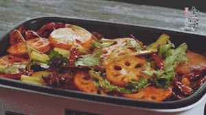 加入金字麻辣香腸，翻炒5分鐘左右。再加入之前準備好的蔬菜，翻炒均勻，最后放入蝦。