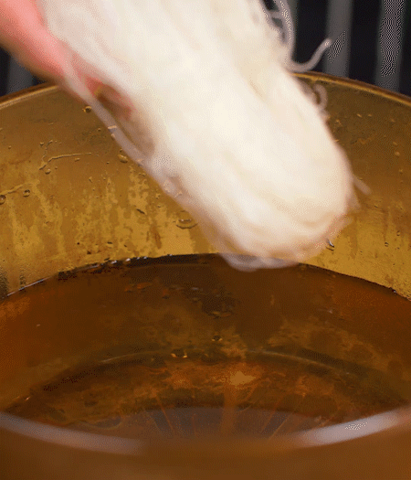 選用鮮嫩蠶豆，剝?nèi)ネ鈿ち粝露姑紫磧簦_成兩瓣。