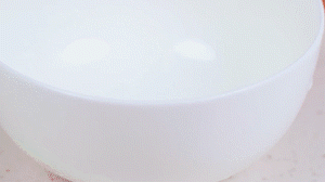 香腸切片，南瓜洗凈去皮切小塊，洋蔥切絲，米淘洗干凈備用。