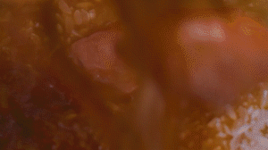 米放電飯鍋，倒入配菜，湯汁一起倒入（湯汁剛好沒過食材即可），電飯鍋開啟煮飯模式，煮好燜20分鐘，撒蔥花。