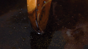 茄子切成長條，拍上生粉入油鍋炸制。