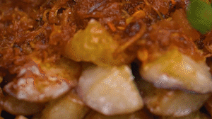 把茄子一條一條的擺好放在盤子上，上鍋蒸制3到4分鐘，出鍋后撒上蔥花。