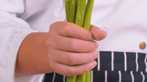 蘆筍刨去老筋，斜切小段。