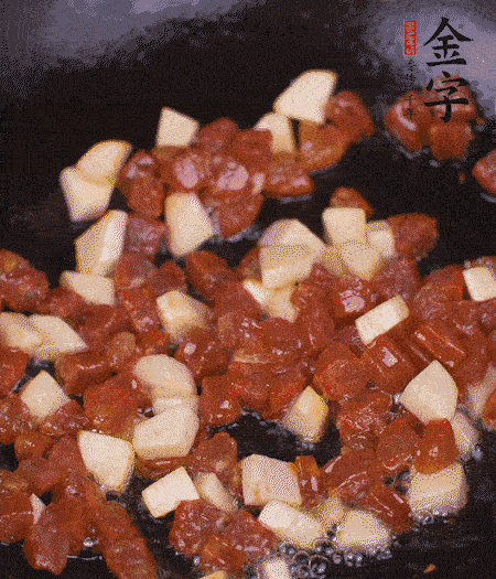 鍋中熱油，下香腸丁、茭白丁大火炒出香味。倒入米飯拍散，炒2～3分鐘。