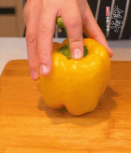 干花菇提前泡發(fā)，胡蘿卜、青椒、黃椒和花菇切丁，小紅椒切圈，小蔥切末。