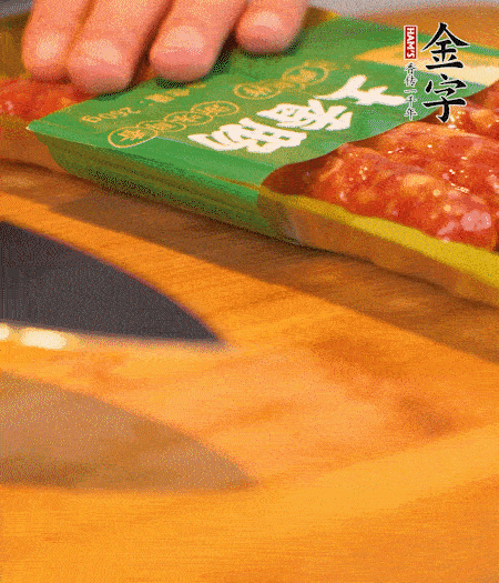 洋蔥切丁，金字土香腸切片。