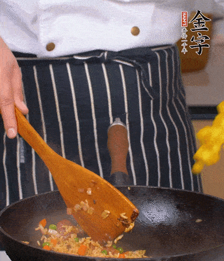 加咖喱塊、少許鹽、白糖調(diào)味，炒至咖喱塊融化后，倒米飯，翻炒至每粒米飯都包裹上咖喱，再放黃椒、青椒粒，出鍋前加菠蘿粒和小蔥翻拌均勻。