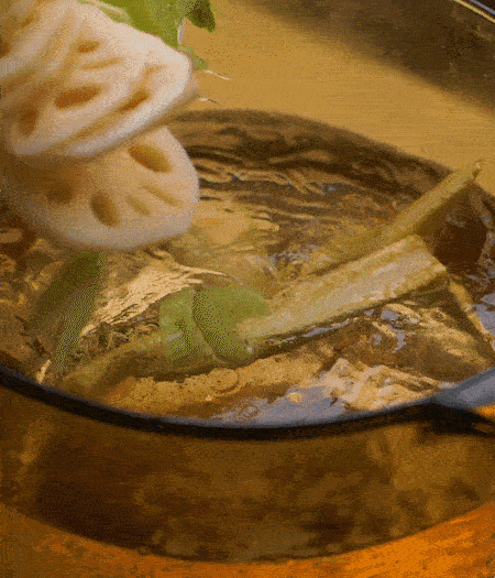 把玉米筍（對半切開）、西芹（切斜片）、蓮藕（切片），放入開水鍋內(nèi)，加點少許鹽、油，汆燙2分鐘。