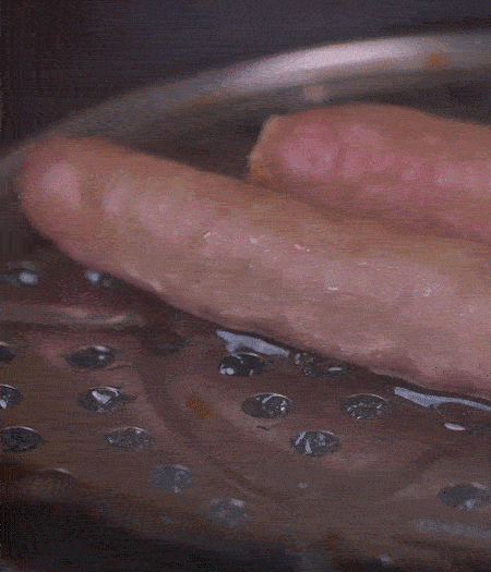 金字10°鮮低溫香腸蒸10分鐘后，切片。